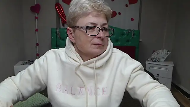 Snapshot of EmiliaGree chatting on February 5, 8:24 pm EmiliaGree online show from February 5, 8:24 pm