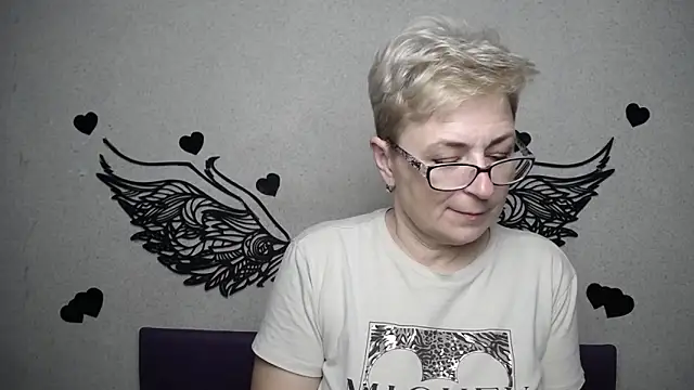 Snapshot of EmiliaGree chatting on April 4, 5:21 pm EmiliaGree online show from April 4, 5:21 pm