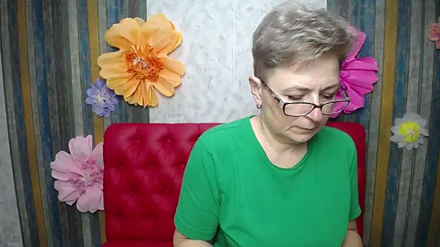 Snapshot of EmiliaGree chatting on April 14, 5:19 pm EmiliaGree online show from April 14, 5:19 pm