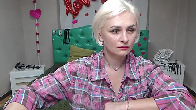 Snapshot of OliviaHorst chatting on September 24, 5:22 am OliviaHorst online show from September 24, 5:22 am