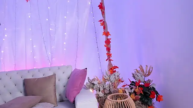 Snapshot of celestelewis chatting on October 31, 7:37 pm celestelewis online show from October 31, 7:37 pm