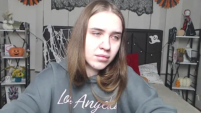 LauraHlot online show from November 15, 7:10 pm