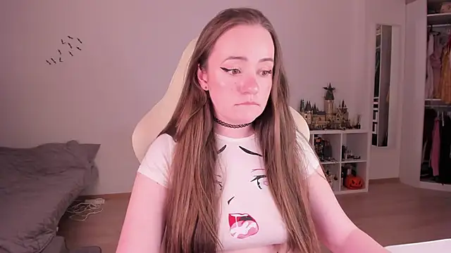 Snapshot of WalkingGirl chatting on December 3, 9:02 pm WalkingGirl online show from December 3, 9:02 pm