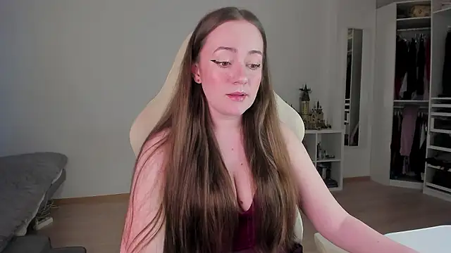 WalkingGirl online show from March 27, 4:18 pm