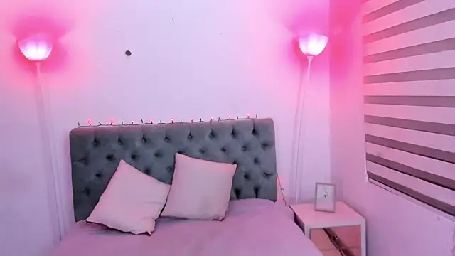 Snapshot of Camiila_Osorio chatting on January 15, 6:43 am Camiila Osorio online show from January 15, 6:43 am