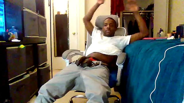 Snapshot of SirSubtrainer chatting on February 11, 4:01 am SirSubtrainer online show from February 11, 4:01 am