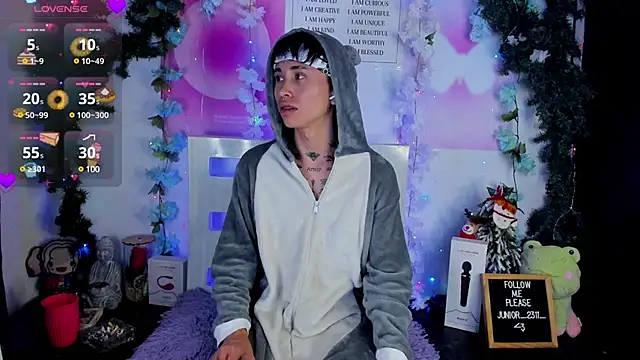 Snapshot of juniior_2311_ chatting on January 17, 2:39 am juniior 2311  online show from January 17, 2:39 am