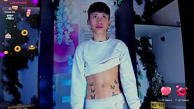 Snapshot of juniior_2311_ chatting on February 18, 1:10 am juniior 2311  online show from February 18, 1:10 am