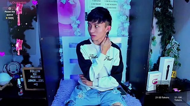 Snapshot of juniior_2311_ chatting on February 19, 12:03 am juniior 2311  online show from February 19, 12:03 am