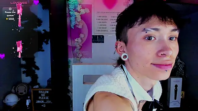 Snapshot of juniior_2311_ chatting on February 19, 10:31 pm juniior 2311  online show from February 19, 10:31 pm