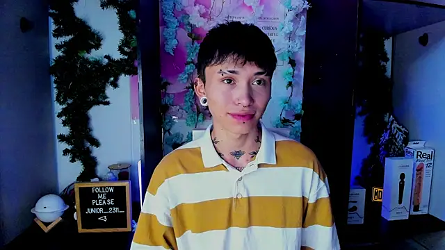 Snapshot of juniior_2311_ chatting on March 1, 5:27 pm juniior 2311  online show from March 1, 5:27 pm