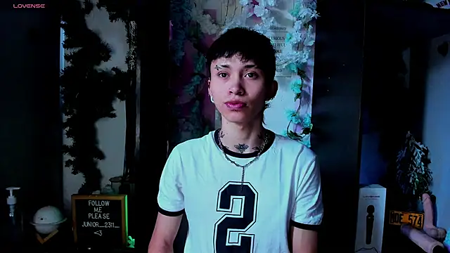 Snapshot of juniior_2311_ chatting on March 5, 12:33 pm juniior 2311  online show from March 5, 12:33 pm