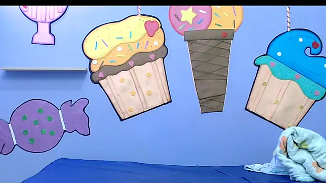 evaleribigtits18 online show from December 5, 7:10 pm