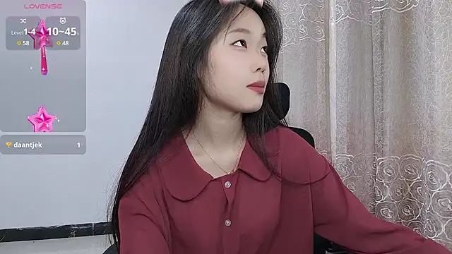 Snapshot of Lvy--v chatting on March 3, 7:39 pm Lvy--v online show from March 3, 7:39 pm
