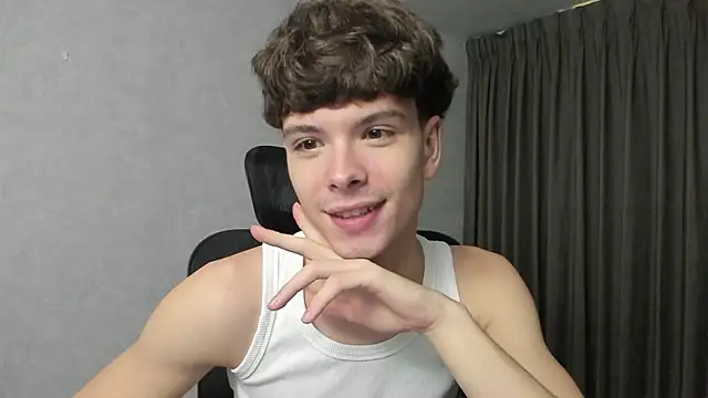 Snapshot of calvin_love_you chatting on March 4, 5:08 pm calvin love you online show from March 4, 5:08 pm