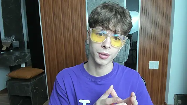 Snapshot of calvin_love_you chatting on April 10, 5:17 pm calvin love you online show from April 10, 5:17 pm