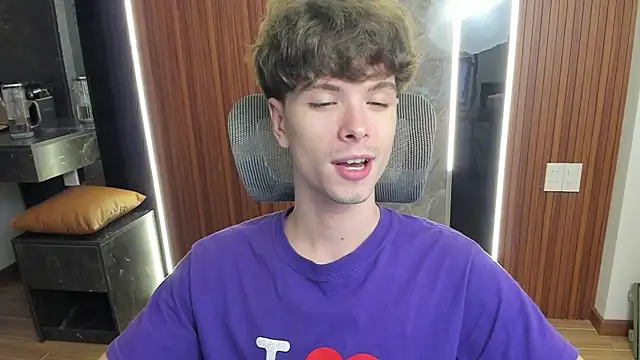 Snapshot of calvin_love_you chatting on April 19, 6:10 pm calvin love you online show from April 19, 6:10 pm