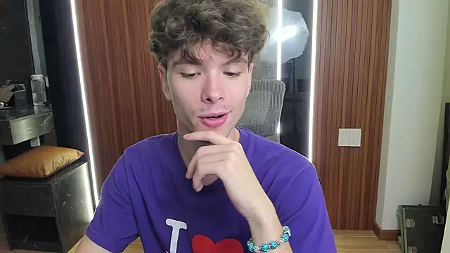 Snapshot of calvin_love_you chatting on April 24, 5:15 pm calvin love you online show from April 24, 5:15 pm