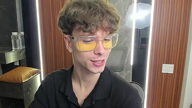 Snapshot of calvin_love_you chatting on April 26, 5:10 pm calvin love you online show from April 26, 5:10 pm