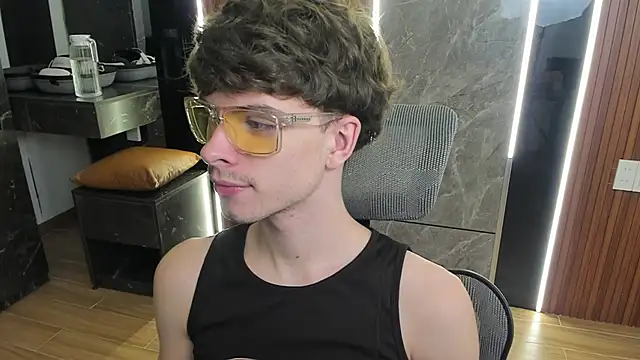 Snapshot of calvin_love_you chatting on May 23, 4:33 pm calvin love you online show from May 23, 4:33 pm
