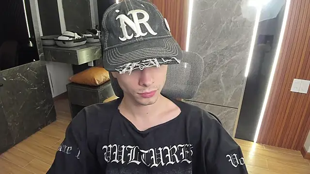 Snapshot of calvin_love_you chatting on June 2, 5:15 pm calvin love you online show from June 2, 5:15 pm