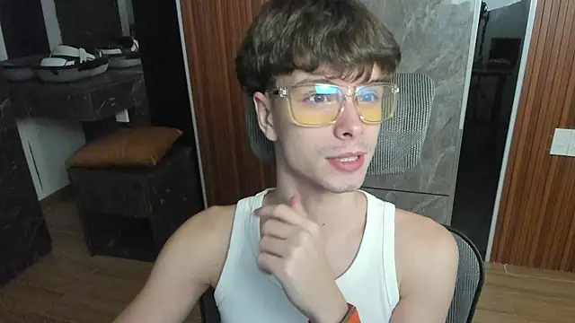 Snapshot of calvin_love_you chatting on June 8, 5:13 pm calvin love you online show from June 8, 5:13 pm