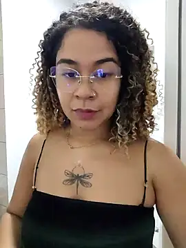 Snapshot of VitoriaFernandes chatting on February 19, 9:44 pm VitoriaFernandes online show from February 19, 9:44 pm