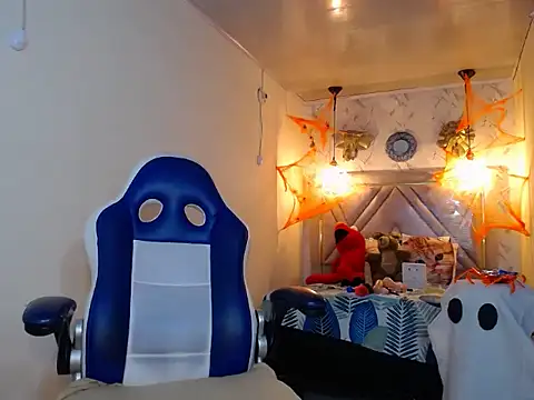 Snapshot of alexa-cooper- chatting on October 18, 2:40 pm alexa-cooper- online show from October 18, 2:40 pm
