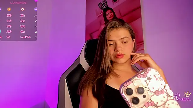 Snapshot of PaigeJayden chatting on April 13, 11:32 pm PaigeJayden online show from April 13, 11:32 pm