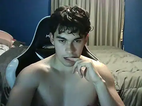 Snapshot of clguyy chatting on January 17, 10:46 pm clguyy online show from January 17, 10:46 pm