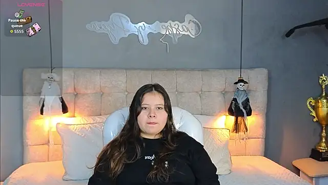 Snapshot of Laia_and_Aloby chatting on October 9, 10:19 pm Laia and Aloby online show from October 9, 10:19 pm