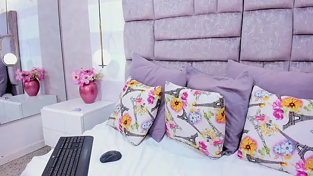 Snapshot of melaniee_jones chatting on March 6, 5:31 pm melaniee jones online show from March 6, 5:31 pm