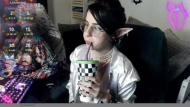 Snapshot of LisandreLaVenale chatting on December 6, 12:02 am LisandreLaVenale online show from December 6, 12:02 am