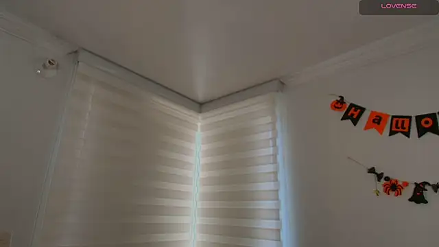 venusleroy  online show from October 5, 8:29 pm