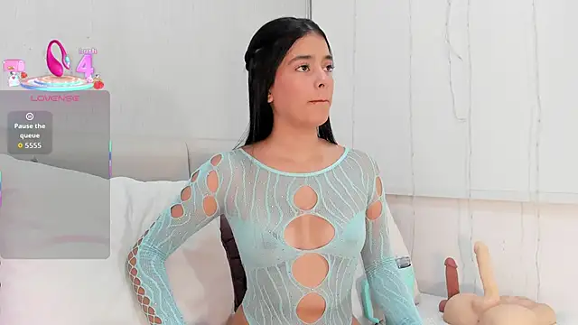 Isaa Queen online show from October 1, 7:53 pm