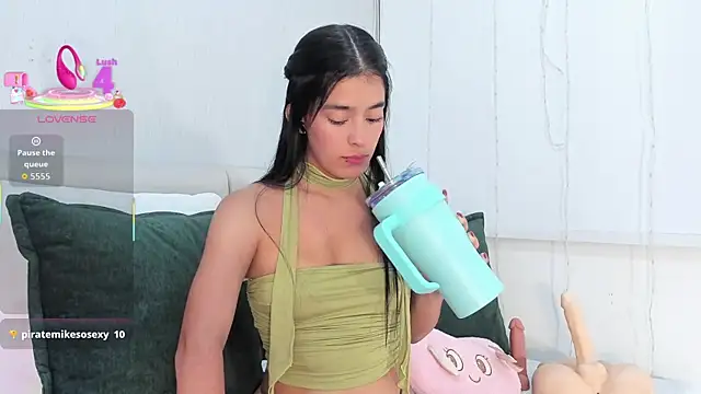 Isaa Queen online show from October 2, 8:05 pm