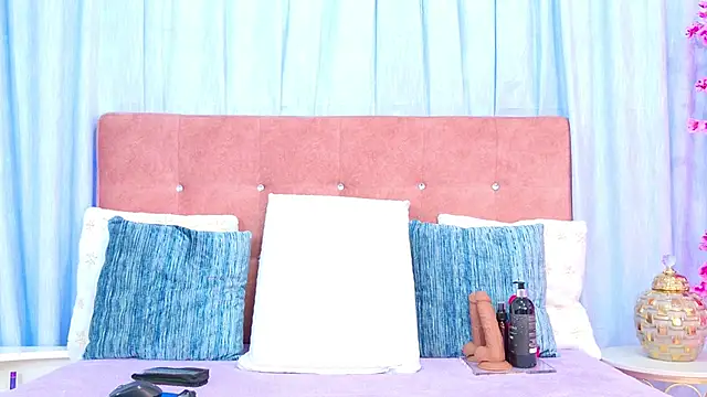 Snapshot of AlliciaKim chatting on October 19, 7:14 pm AlliciaKim online show from October 19, 7:14 pm