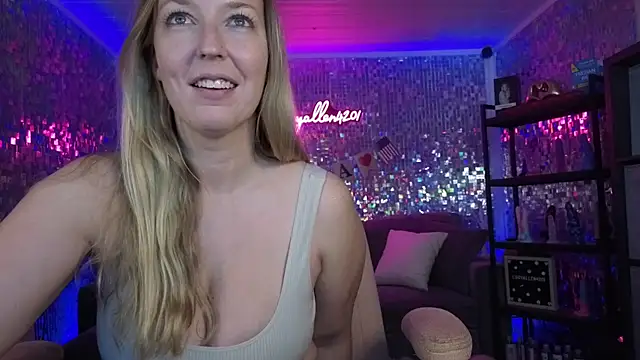 lucyallen4201 online show from June 20, 10:56 pm