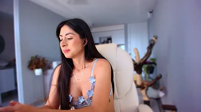 auroracaruso11 online show from March 22, 1:08 pm