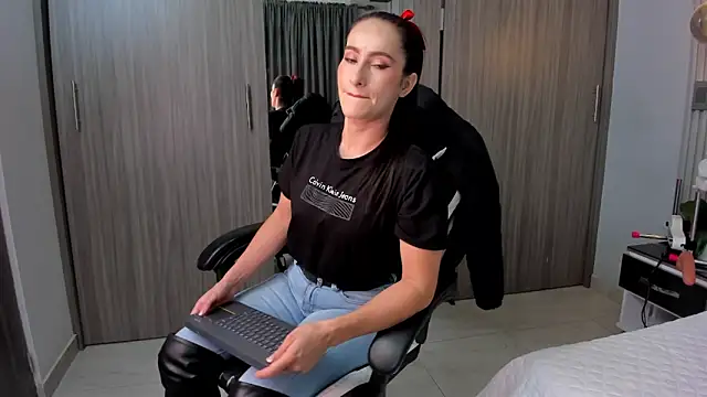 SaraGomez1 online show from June 10, 1:10 pm