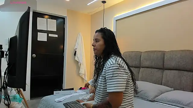 Dilan y Mia online show from December 14, 2:53 pm