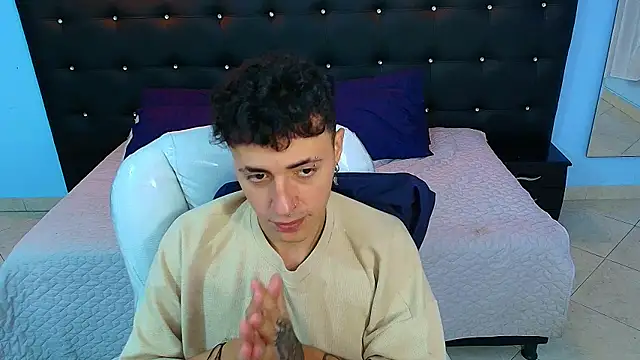 Snapshot of Lobo_17_ chatting on January 15, 3:54 am Lobo 17 online show from January 15, 3:54 am