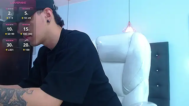 Snapshot of Lobo_17_ chatting on October 4, 4:32 am Lobo 17 online show from October 4, 4:32 am