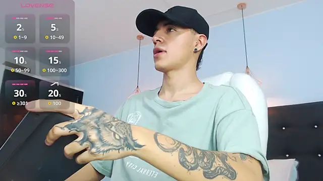 Snapshot of Lobo_17_ chatting on October 16, 3:40 am Lobo 17 online show from October 16, 3:40 am