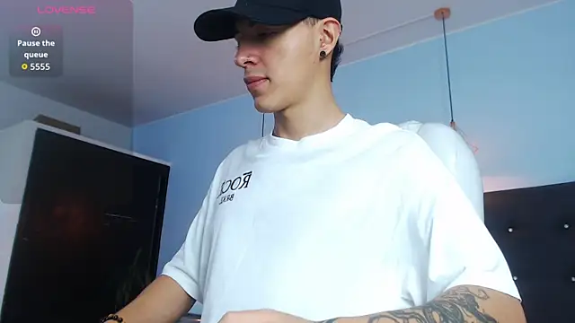 Snapshot of Lobo_17_ chatting on October 18, 3:53 am Lobo 17 online show from October 18, 3:53 am