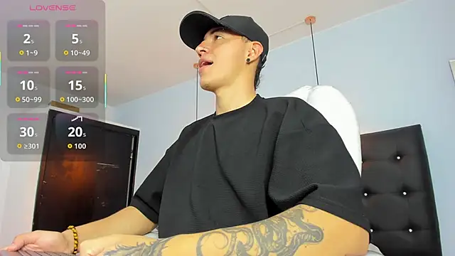 Snapshot of Lobo_17_ chatting on October 28, 3:43 am Lobo 17 online show from October 28, 3:43 am