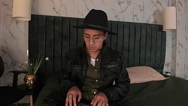 Snapshot of Andy_Joy_ chatting on October 13, 11:21 am Andy Joy online show from October 13, 11:21 am