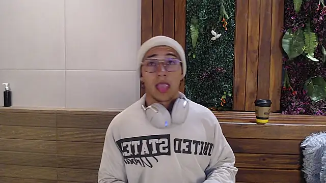 Snapshot of Andy_Joy_ chatting on November 6, 11:33 am Andy Joy online show from November 6, 11:33 am