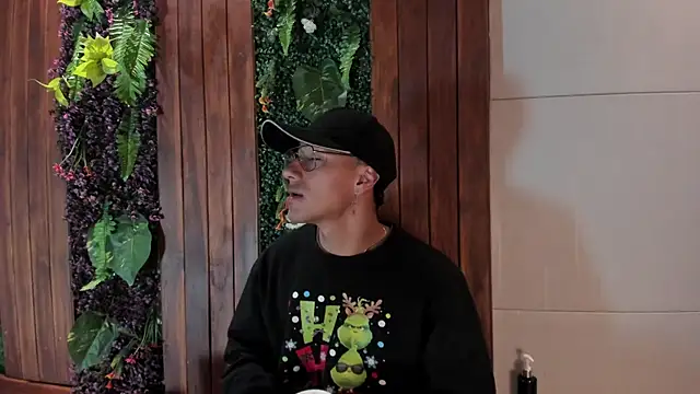 Snapshot of Andy_Joy_ chatting on December 4, 11:30 am Andy Joy online show from December 4, 11:30 am