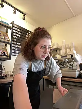 Snapshot of cinnabon_ chatting on March 29, 9:42 am cinnabon online show from March 29, 9:42 am